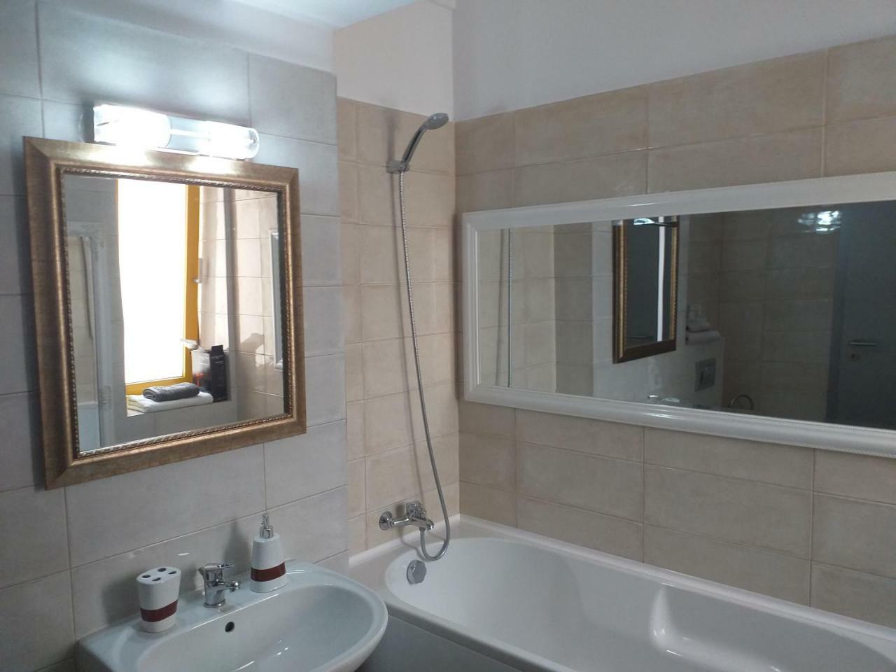 Downtown "Rendez-Vous" Luxury Apartment Bacău Exterior foto