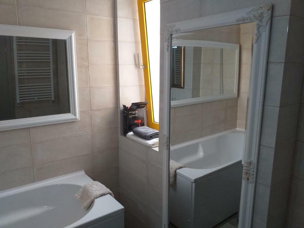 Downtown "Rendez-Vous" Luxury Apartment Bacău Exterior foto